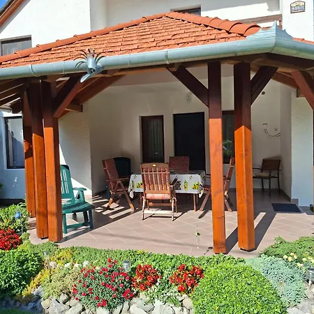 Fani Nyaralo Koezel A Vizparthoz Apartment