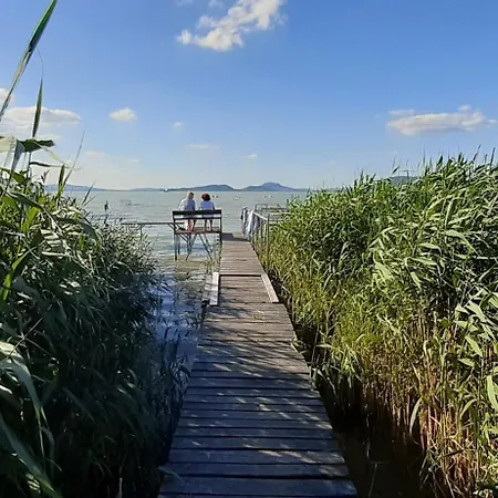 Fani Nyaralo Koezel A Vizparthoz Balatonfenyves