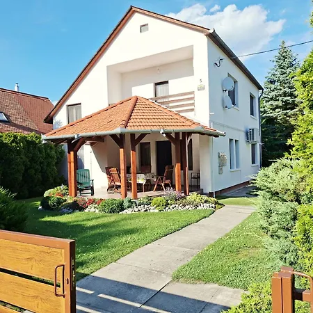 Fani Nyaralo Koezel A Vizparthoz Balatonfenyves